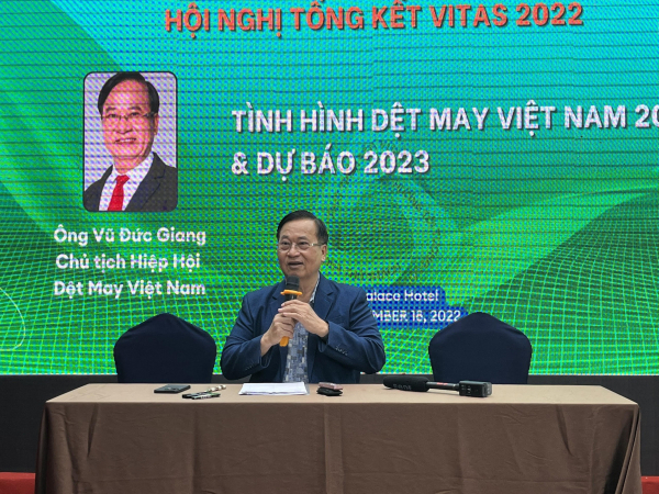 Chủ tịch Hiệp hội Dệt may Việt Nam Vũ Đức Giang phát biểu tại cuộc họp báo. 